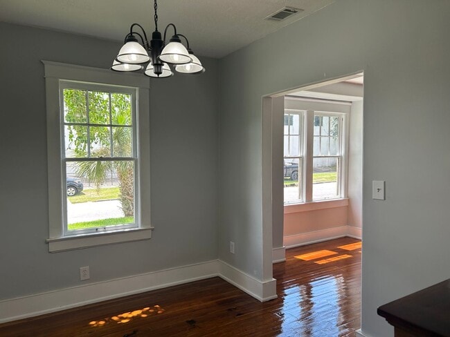 Building Photo - Cozy Newly Renovated Bungalow in Murray Hill!