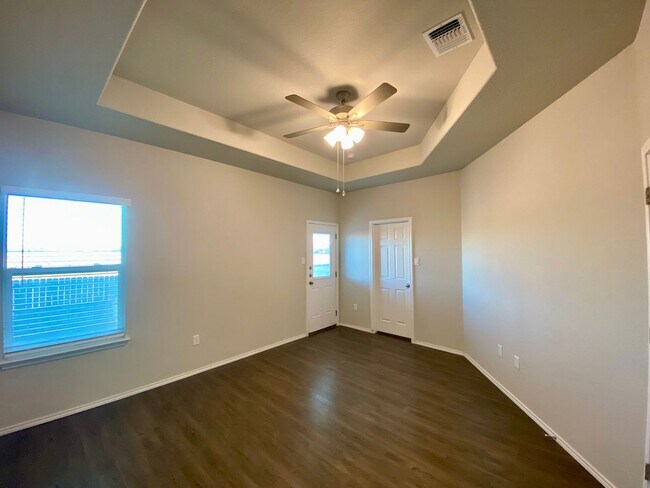 Building Photo - Luxury Duplex in Seguin!