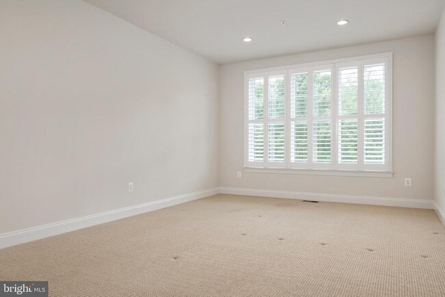 Building Photo - 8631 St Anthony Dr