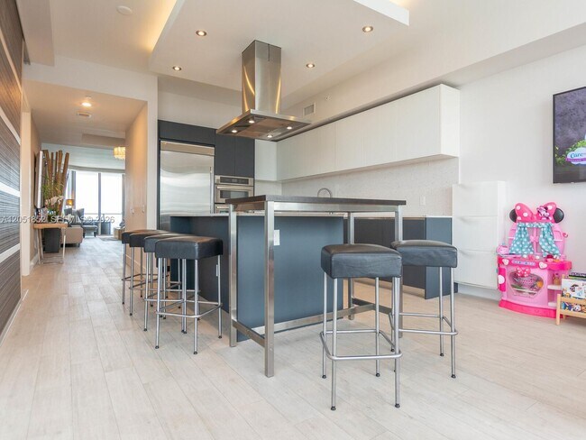 Building Photo - 1300 Brickell Bay Dr