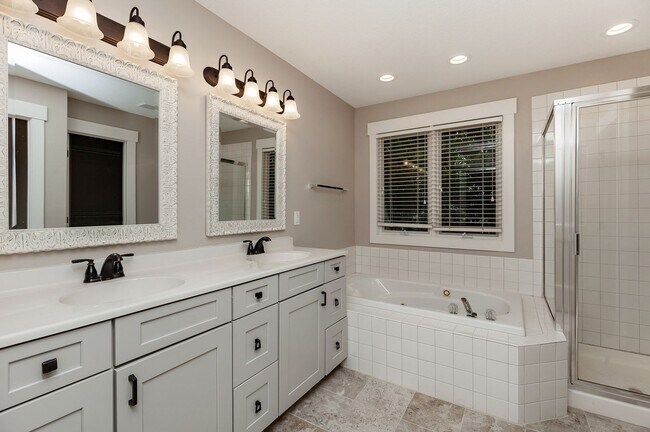 Building Photo - THOUGHTFULLY UPDATED!! 4 Bedroom, 3 Bathroom Home in Urbandale!
