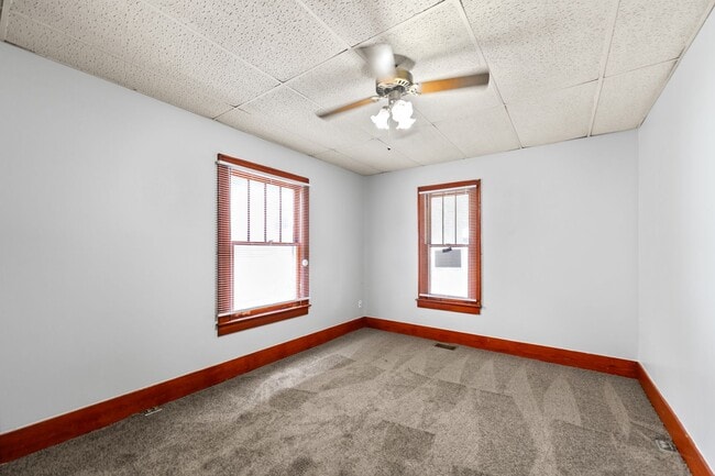 Building Photo - Charming 2-Bedroom Home with Fenced Yard –...
