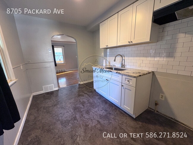 Primary Photo - 8705 Packard Ave