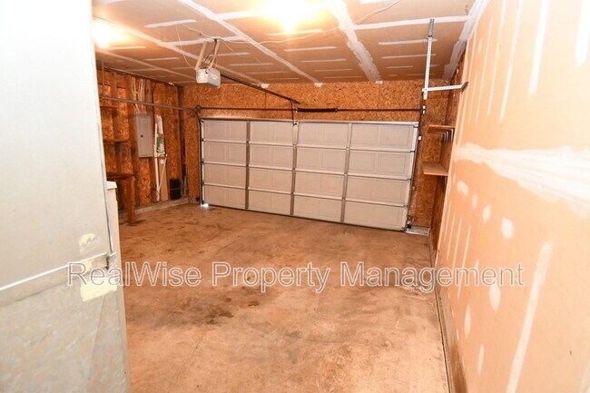Building Photo - 116 SE Debbie Way