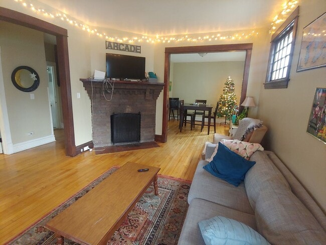 Building Photo - AVAILABLE JUNE 1st - 4 Bed, 1.5 Bath Bungalow