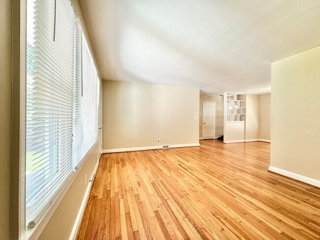 Building Photo - 3808 Parkwood Dr