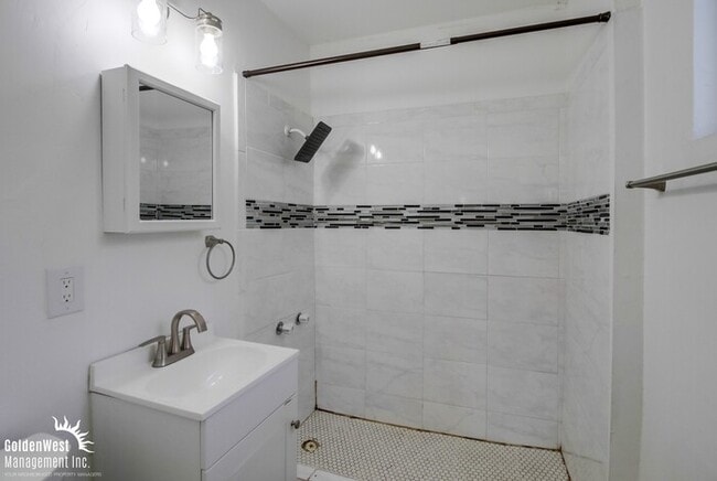 Building Photo - Beautifully Renovated 1Bdm 1Ba Apartment i...