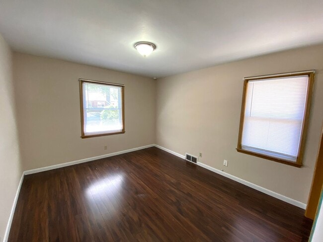 Building Photo - 2 Bedroom, 1 Bath Home for Rent in West Pe...