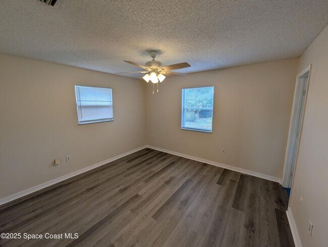 Building Photo - Large Rental Home with Inlaw quarters