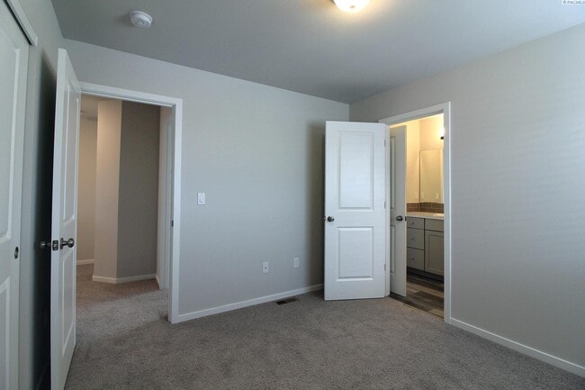 Building Photo - 3 bed/2 bath West Pasco Townhouse