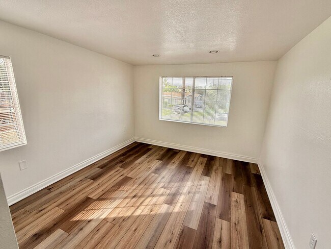 Building Photo - Spacious 4 Bedroom, 3 Bathroom Home with Driveway