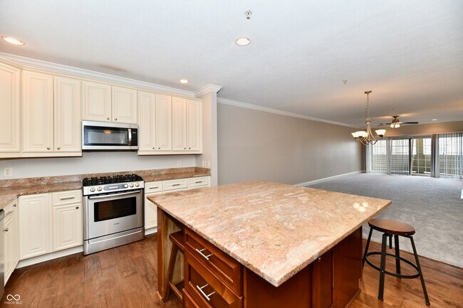 Building Photo - 8555 One W Dr