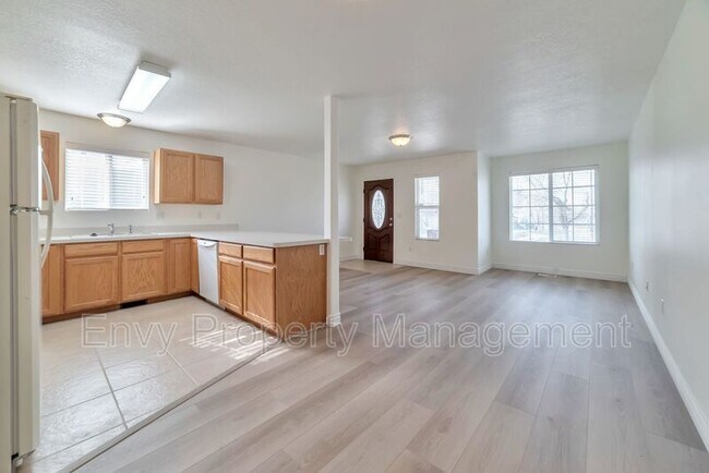 Building Photo - 164 N 600 W
