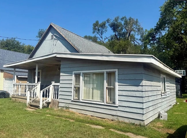 Building Photo - 913 Maple St