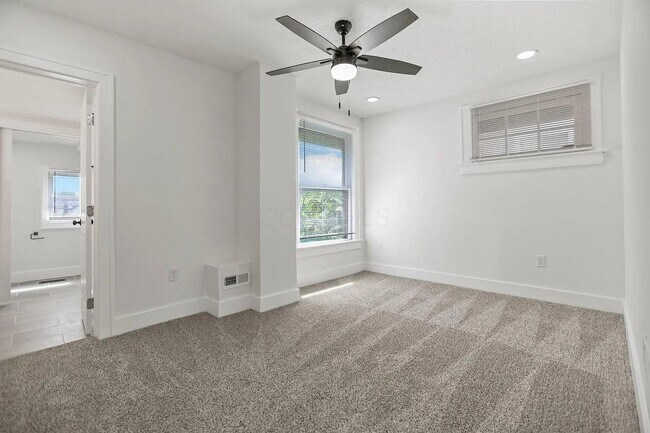 Building Photo - 852 Oakwood Ave