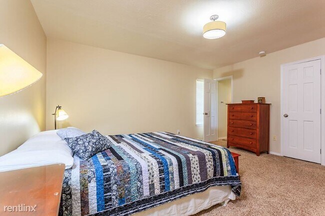 Building Photo - 4 br, 3 bath Townhome - 2851 E. Geddes Pl.