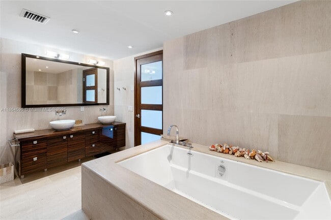 Building Photo - 5875 Collins Ave
