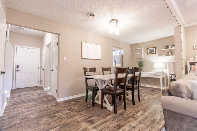 Building Photo - Beautiful 2 Bed, 2.5 Bath Condo in Johnson...
