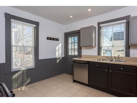 Building Photo - 44 Dennett St