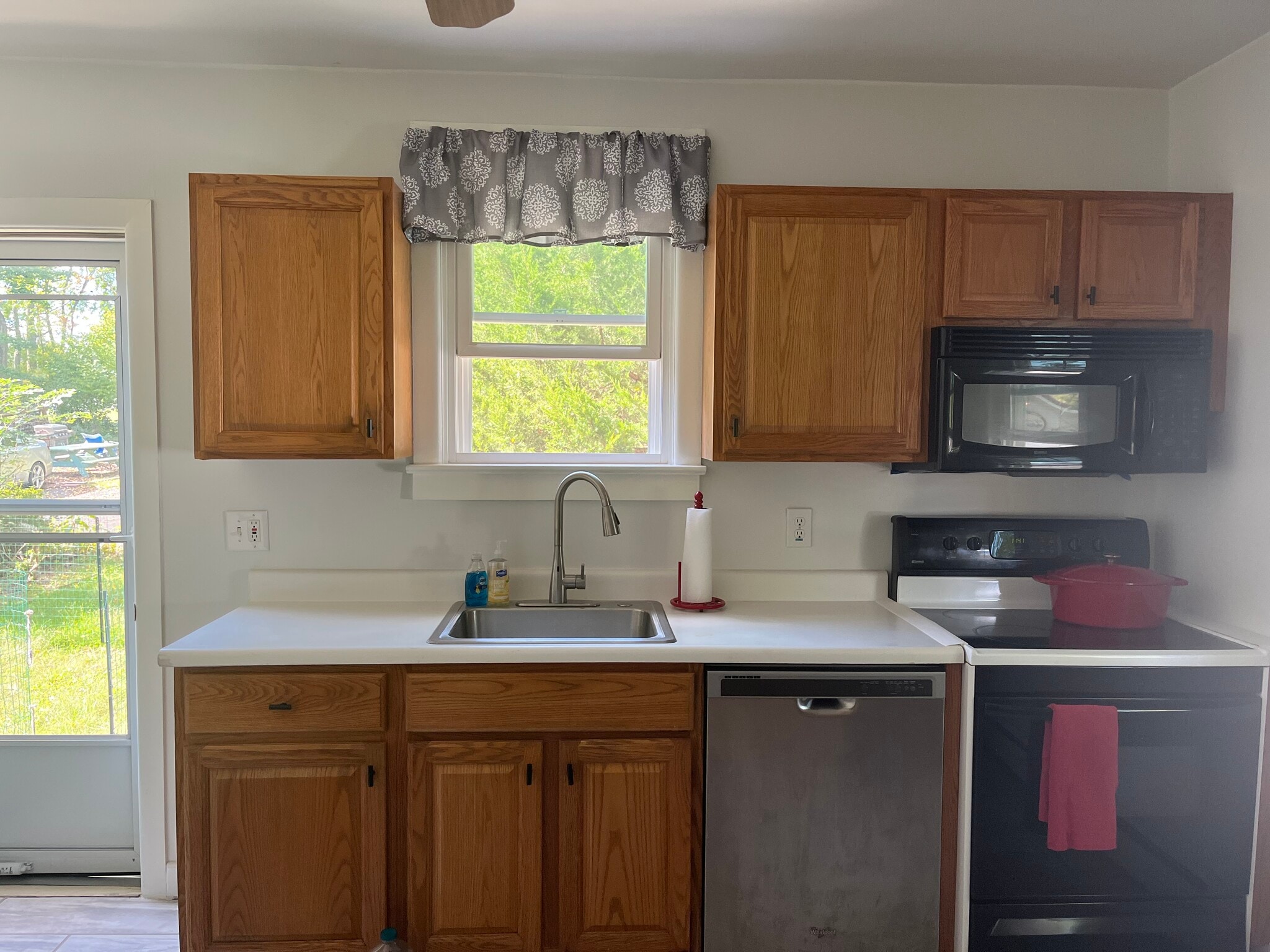 Bright and airy kitchen - 136 N Green St