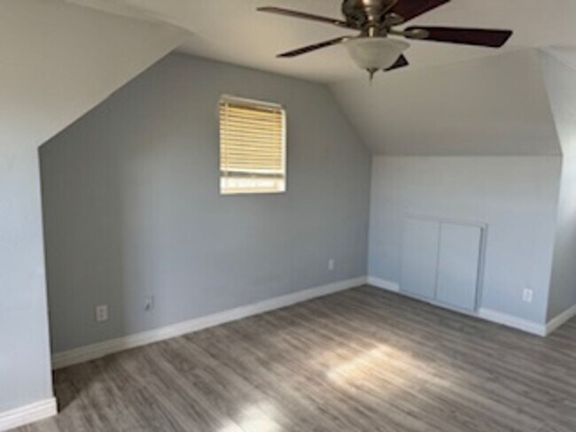 Building Photo - Amazing Panoramic Views & Room to Spread o...