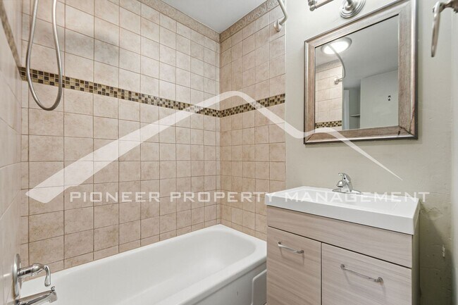 Building Photo - Charming Townhouse with Central AC and Great Location!