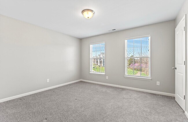 Building Photo - 4-Bedroom with Fenced Yard