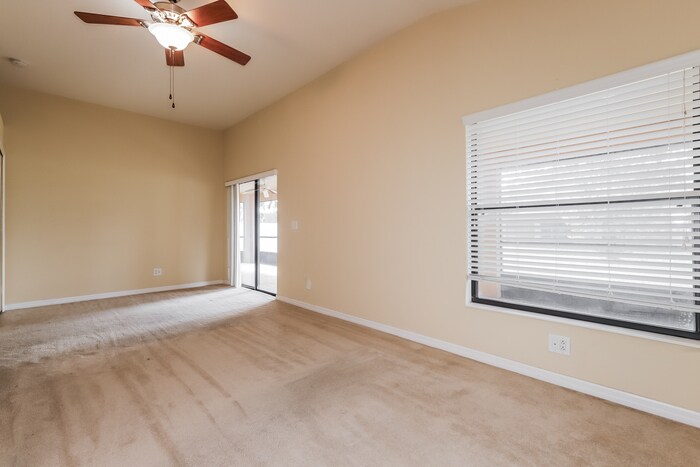 Building Photo - 300 Oaklanding Dr