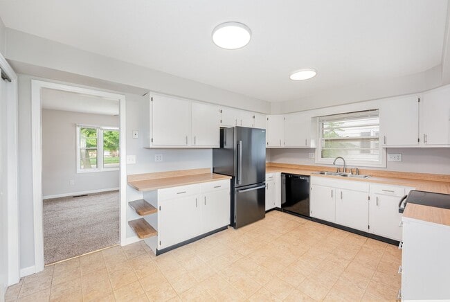 Building Photo - Stunning 3 Bed 1 Bath Ranch Home