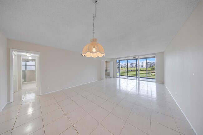 Building Photo - 2601 S Palm Aire Dr