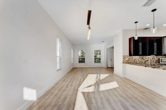 Building Photo - 406 NW 25th Ave