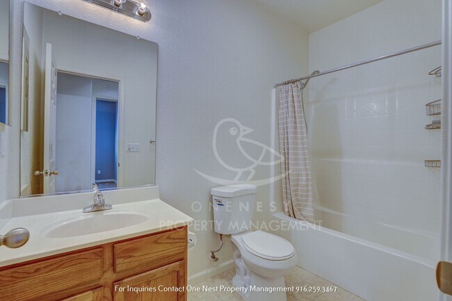 Building Photo - 3 bedroom, 2 bathroom Charming Plumas Lake...