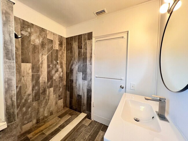 Building Photo - House in Deland