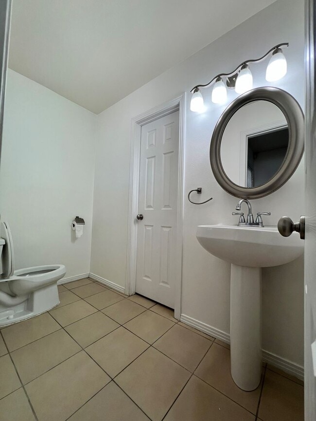 Building Photo - 3 Bedroom 1.5 Bathroom in Torrance