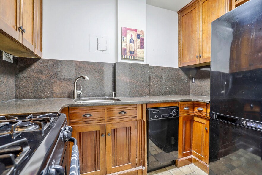 Kitchen - 1121 Arlington Blvd