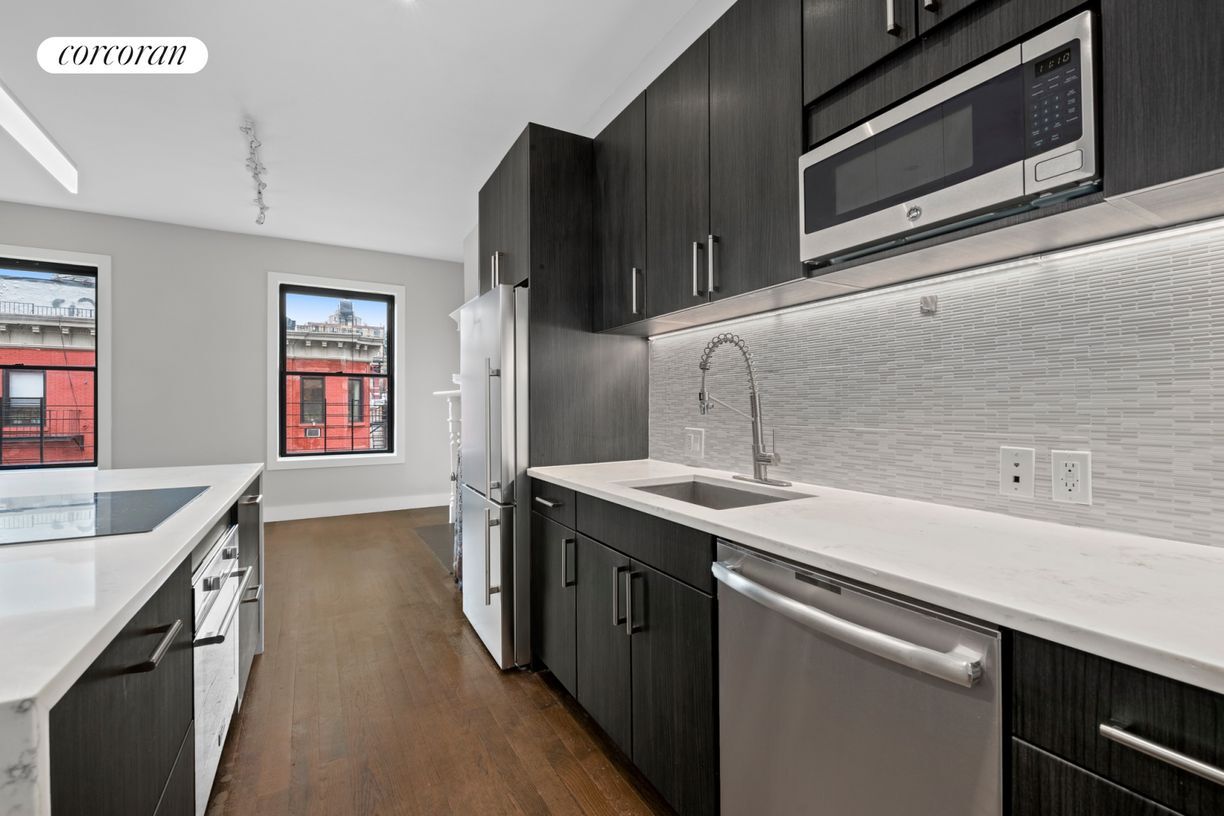Building Photo - 72 W 69th St