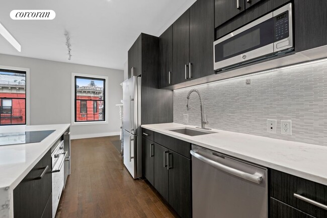 Building Photo - 72 W 69th St