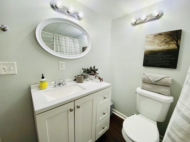 Building Photo - 1305 Stratford Ave