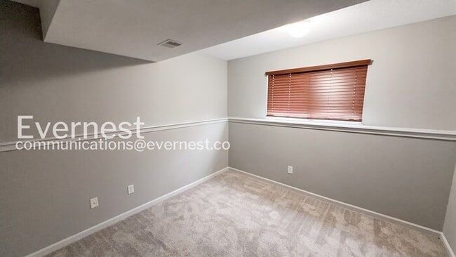 Building Photo - 5 Bed, 3 Bath Home with Fenced Yard & Garage / Pet-Friendly / Available Now!