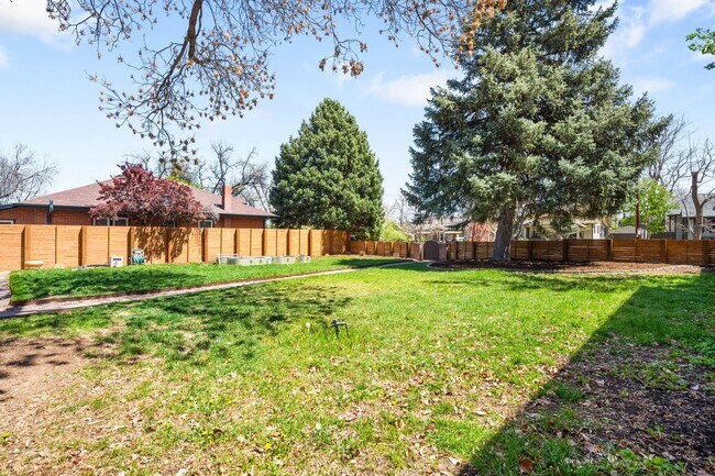 Building Photo - 2BD, 2BA South Denver Home with Bonus Room...