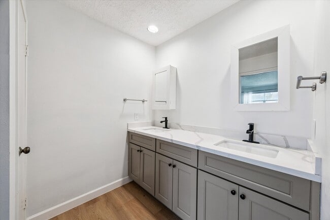 Building Photo - 927 Memorial Village Dr