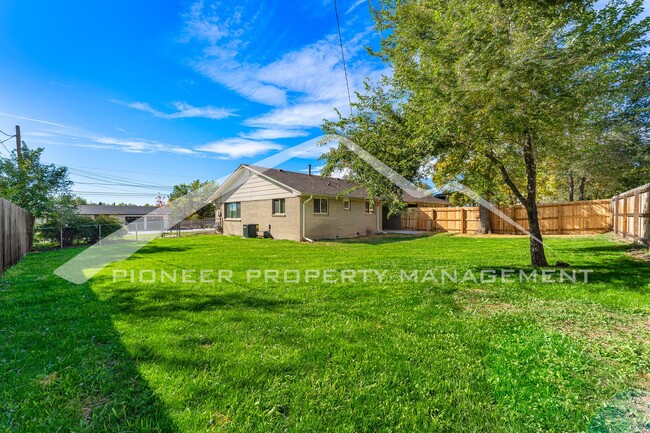 Building Photo - Newly Renovated Half-Duplex with Huge Fenc...