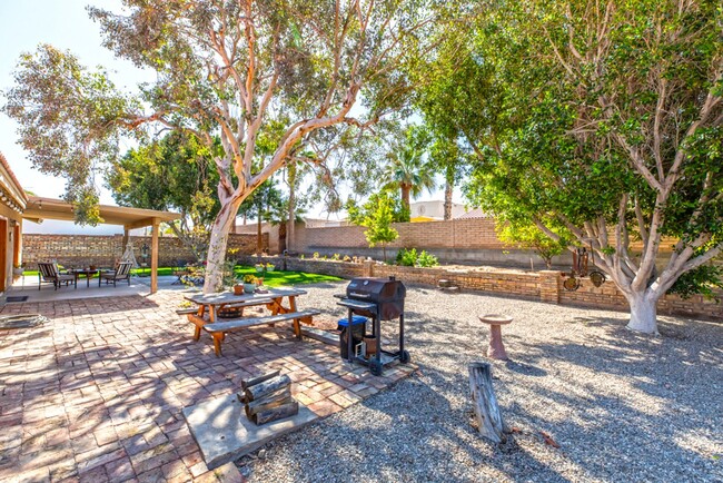 Building Photo - Spacious 2-Bedroom Home with Room to Roam ...