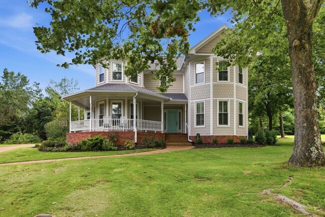 Building Photo - 1733 Carriage Ct