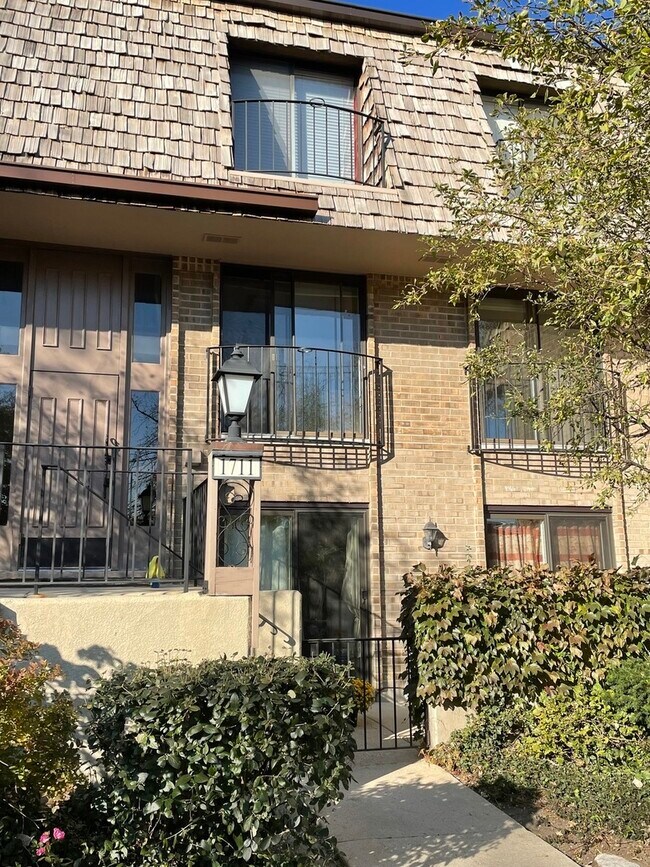 Primary Photo - 1711 Northfield Square