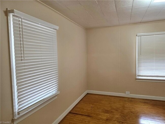 Building Photo - 816 Banner St