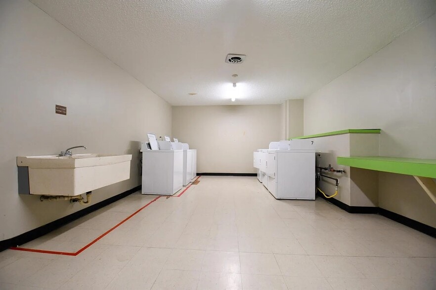 Laundry - 2930 Blaisdell Ave