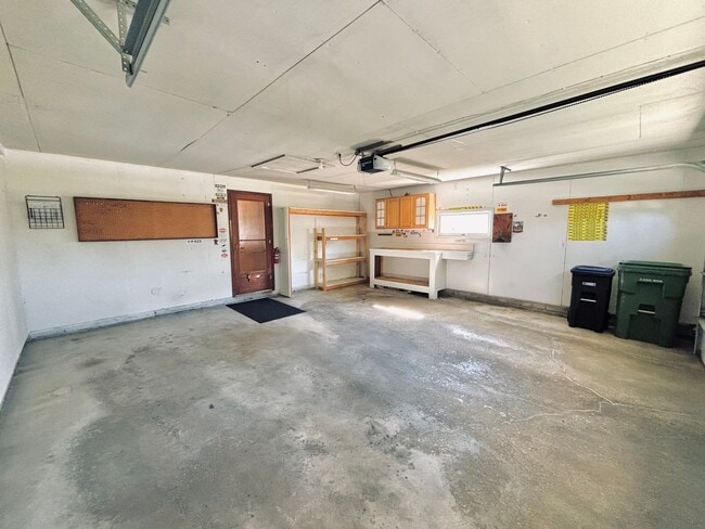Building Photo - Sprawling 3bedroom 2bath Home in Roseville...