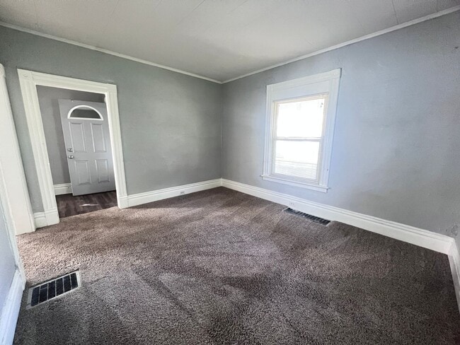 Building Photo - Cute 3 Bedroom home close to medical mile