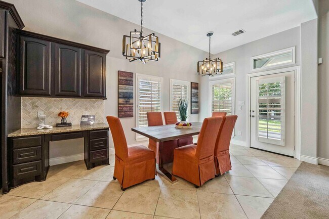 Building Photo - Beautifully maintained 4-beds, 3-bath, 3 c...